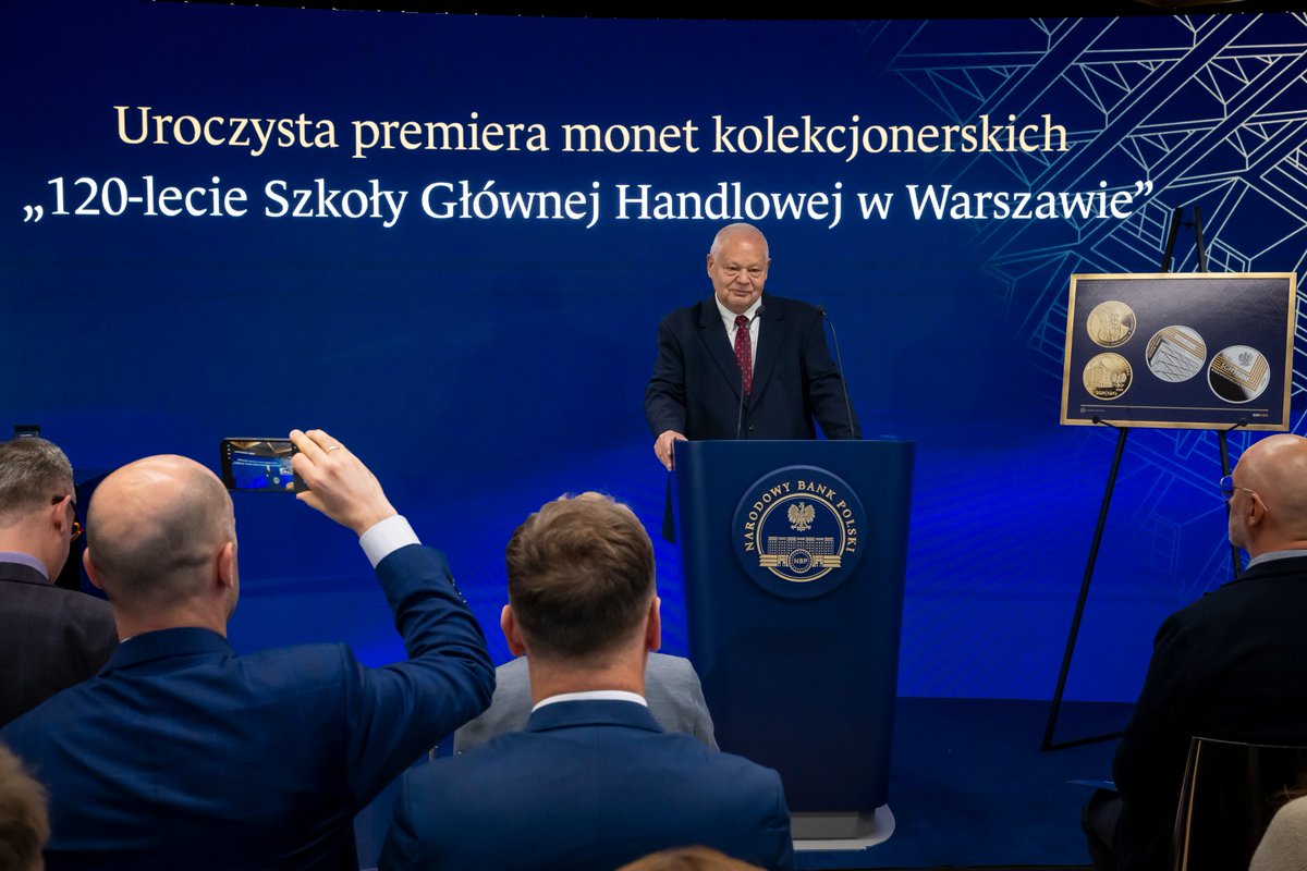 nbppl's tweet photo. Dziś w Szkole Głównej Handlowej w Warszawie miała miejsce uroczysta prezentacja monet kolekcjonerskich NBP, wyemitowanych z okazji 120-lecia tej uczelni. Wśród gości uczestniczących w wydarzeniu byli Prezes NBP prof. Adam Glapiński i Rektor SGH dr hab. Piotr Wachowiak, prof. SGH.

„Uczelnia obchodzi okrągłą, 120. rocznicę powstania. Jest mi niezmiernie miło ogłosić, że Narodowy Bank Polski, upamiętniając tę ważną datę, wyemitował dziś dwie monety: złotą o nominale 200 zł oraz srebrną o nominale 10 zł” – powiedział prof. Adam Glapiński.