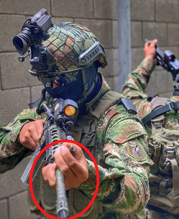 CCOESARCHIVE's tweet photo. Urge reestructurar el curso de maniobras urbanas (MAU). 

Este pésimo agarre se ha propagado a muchas unidades militares y de policía. 

Y no es culpa de los alumnos, es de los altos  mandos que contratan instructores vende humos. https://t.co/jrFBSZS7Xn