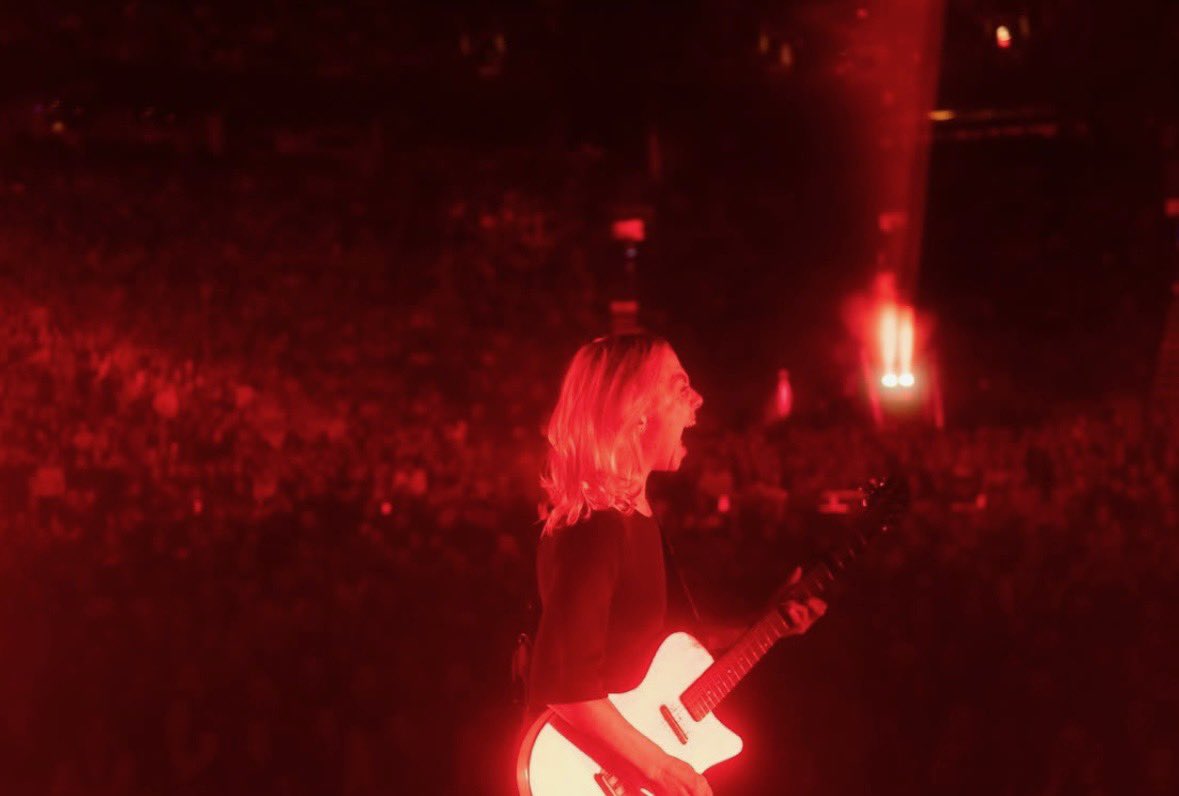 sourcebridgers's tweet photo. Phoebe on stage in Toronto 🖤 https://t.co/BD7tmoTjbW