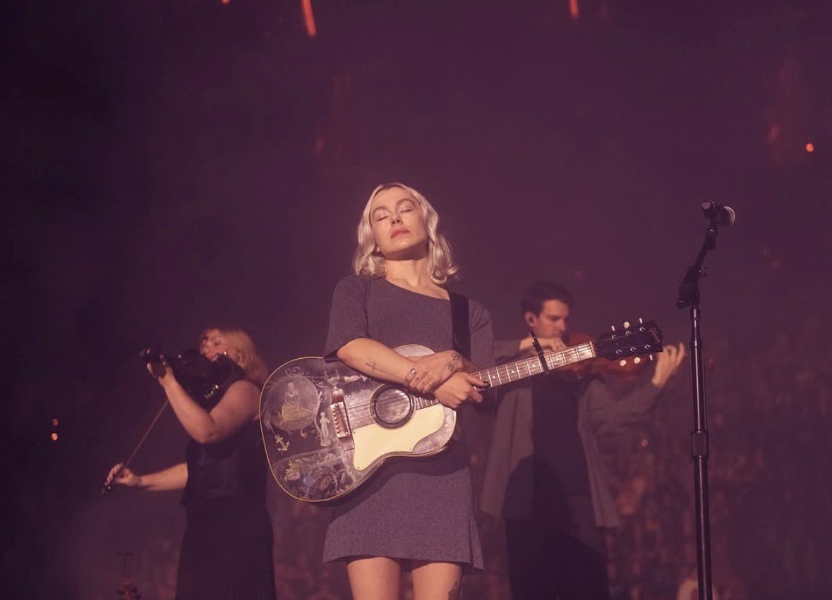 sourcebridgers's tweet photo. Phoebe on stage in Toronto 🖤 https://t.co/BD7tmoTjbW