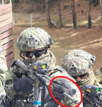 CCOESARCHIVE's tweet photo. Urge reestructurar el curso de maniobras urbanas (MAU). 

Este pésimo agarre se ha propagado a muchas unidades militares y de policía. 

Y no es culpa de los alumnos, es de los altos  mandos que contratan instructores vende humos. https://t.co/jrFBSZS7Xn