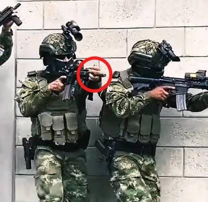 CCOESARCHIVE's tweet photo. Urge reestructurar el curso de maniobras urbanas (MAU). 

Este pésimo agarre se ha propagado a muchas unidades militares y de policía. 

Y no es culpa de los alumnos, es de los altos  mandos que contratan instructores vende humos. https://t.co/jrFBSZS7Xn