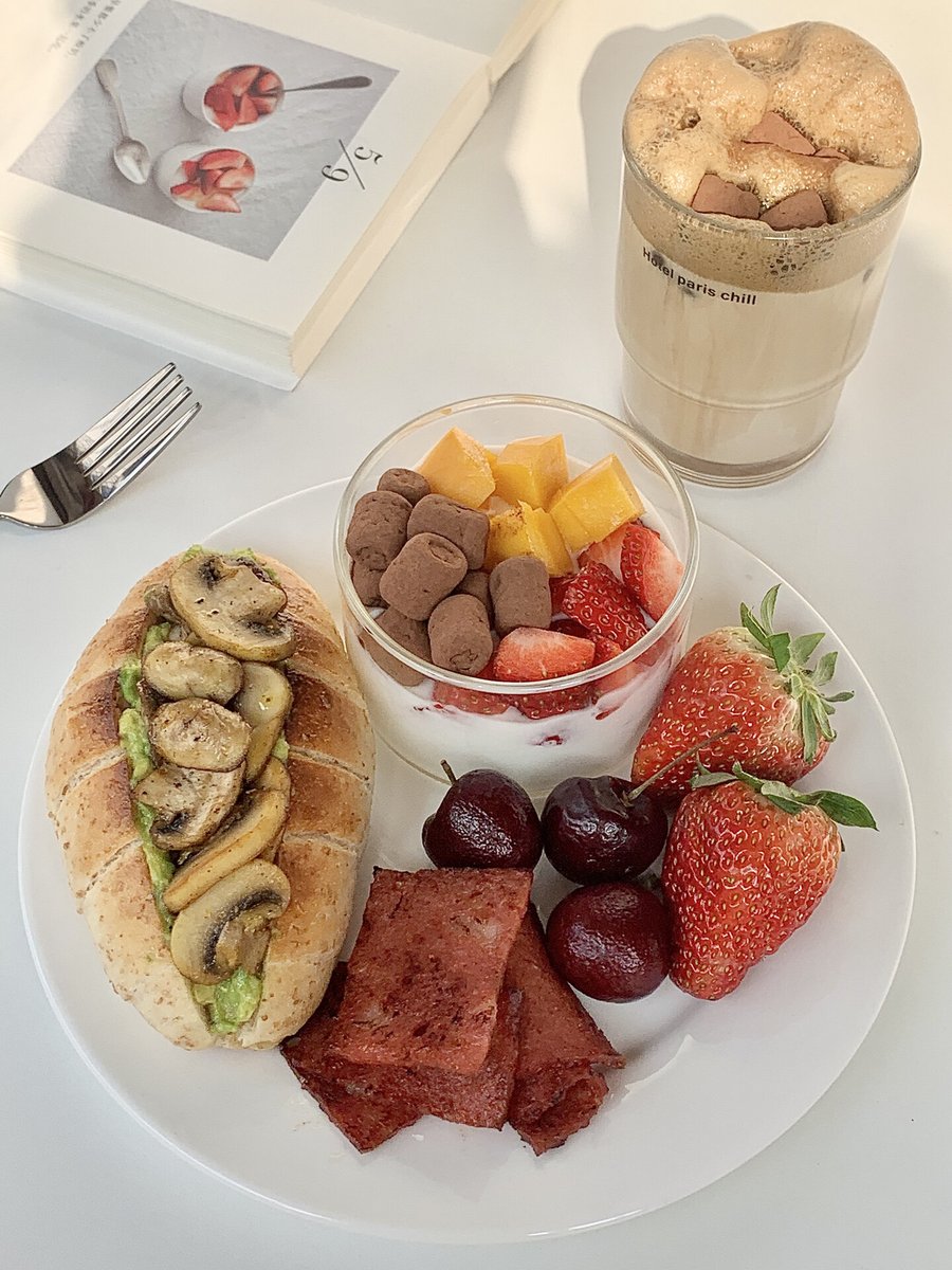 SarahFeltokp's tweet photo. Mi desayuno de hoy: café con leche cremoso y tostada de aguacate con un toque de sal marina. Sencillo y delicioso para empezar el día! https://t.co/4RxXzjhNgc