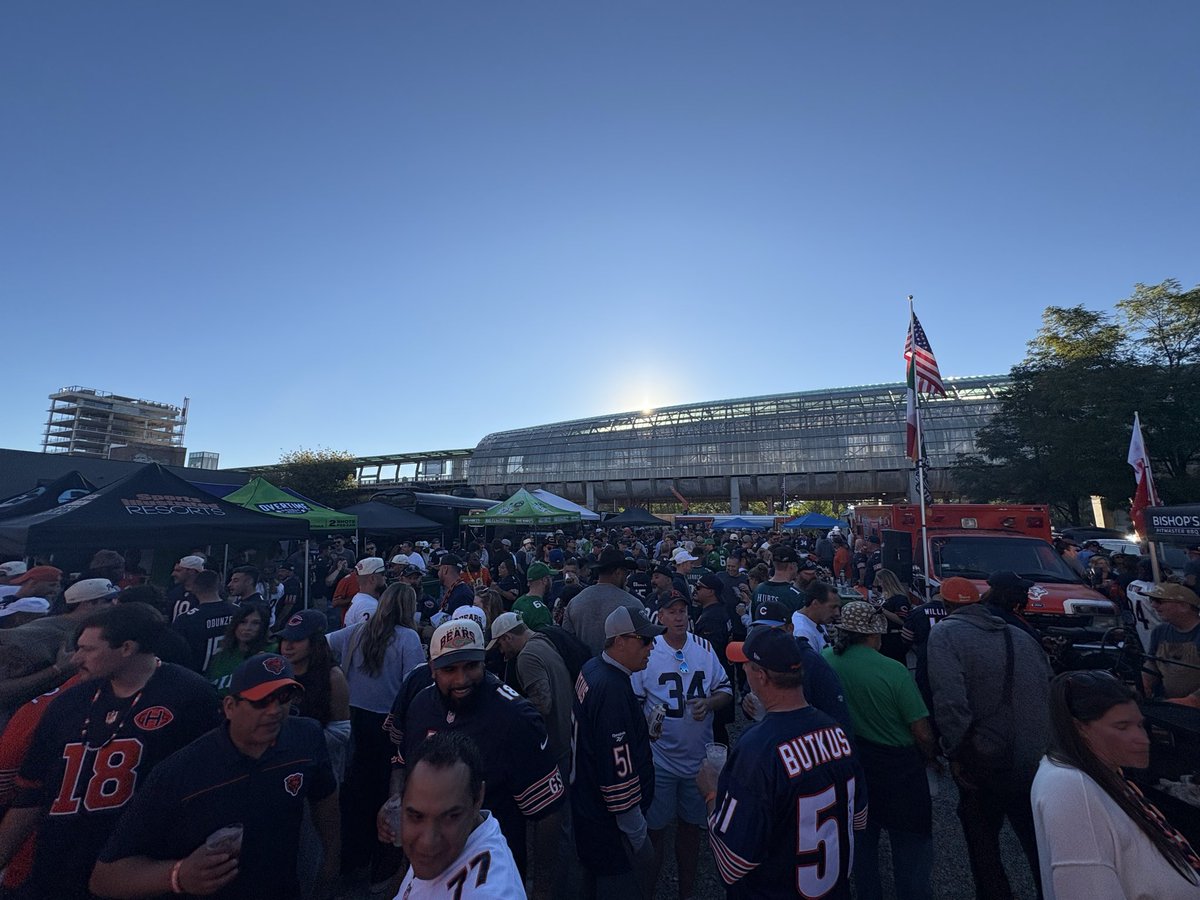 therealburns3's tweet photo. BEARS JETS SUNDAY TAILGATE:

4 hours
All you can eat BBQ Buffet 
Fully open bar 
Free shuttle busses to pedestrian bridge to Soldier
$60 a person
LINK BELOW https://t.co/ft10WIWZnr
