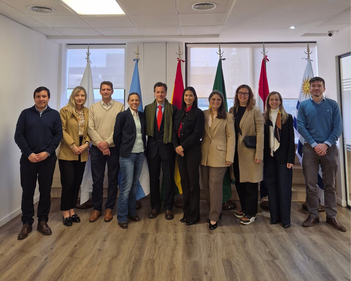 Fonplata's tweet photo. 🤝 Fortaleciendo la cooperación para un mayor impacto en Argentina
Hoy en la oficina de FONPLATA en Argentina mantuvimos la reunión habitual de la Red de Especialistas Financieros de la Cooperación Multilateral para continuar sumando esfuerzos junto a @el_BID, @BancoMundial, @PNUDArgentina, @BCIE_Org, @AFD_es y @AgendaCAF.

El equipo trabaja en iniciativas de armonización para ganar eficiencia operativa y brindar un mejor servicio a la República Argentina. Su base son el diálogo permanente y una visión compartida entre los organismos que la integran.

Seguimos sumando esfuerzos para dar respuestas concretas a los desafíos de desarrollo del país.

#CooperaciónInternacional #FinanzasParaElDesarrollo #DesarrolloSostenible #Argentina
