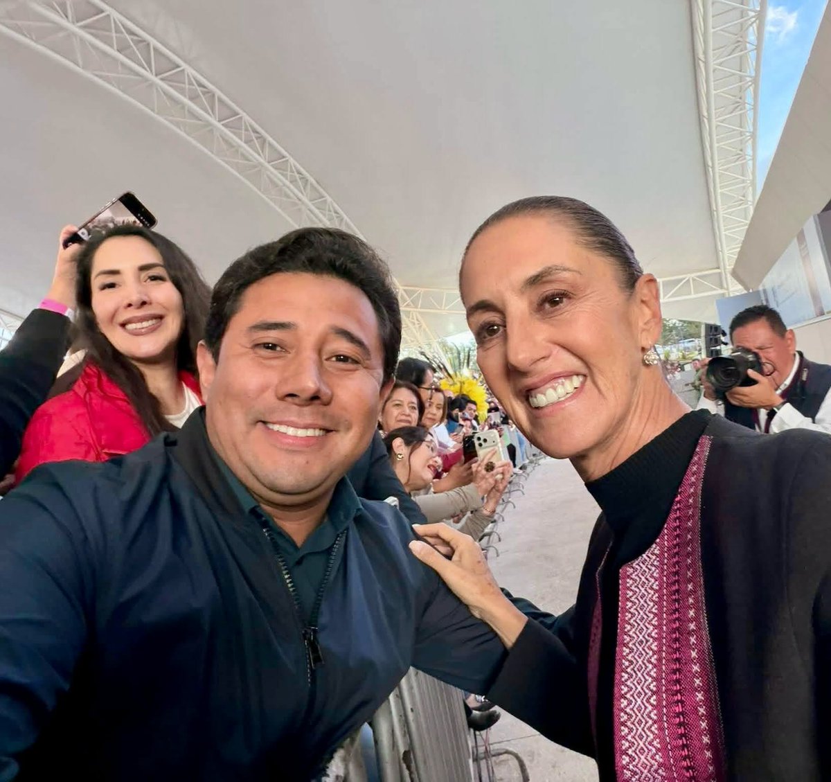 DavidMtzTlax's tweet photo. 🇲🇽 ¡DOS AÑOS, PRESIDENTA! 🫡

Hace dos años, México hizo historia con la llegada de Claudia Sheinbaum, la primera mujer en ocupar la Presidencia de la República.

Un hecho histórico que también dio continuidad a un proyecto que colocó al pueblo en el centro de la vida pública. https://t.co/zAqvH7RwV9