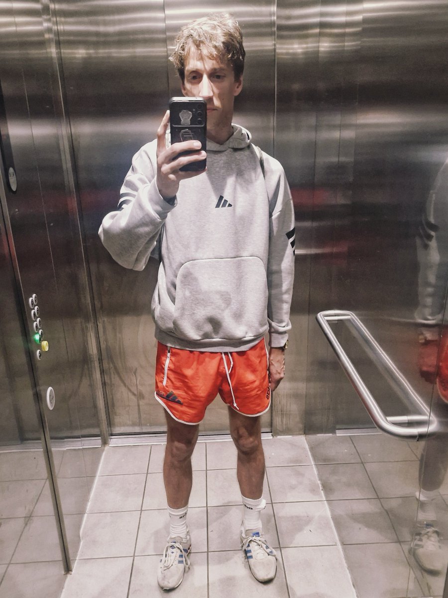 megarideX's tweet photo. Perfect Indian summer for my leaf-coloured short short pants.. 😉💦💪🌞🔥 Can u guess what's lurking behind it? 😈🌴💦 https://t.co/OIH56uRwdD