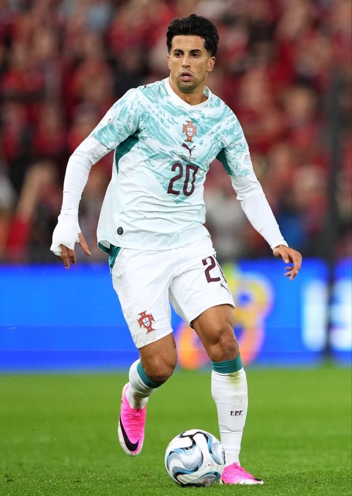 FullTime90X's tweet photo. 🚨🇫🇷 Thierry Henry: 🗣️ “I think if Hansi Flick starts playing João Cancelo as a right-back behind Lamine Yamal, he has the potential to become the greatest right-back of all time.” 🐐🔵🔴 https://t.co/LdY2AoS2TI