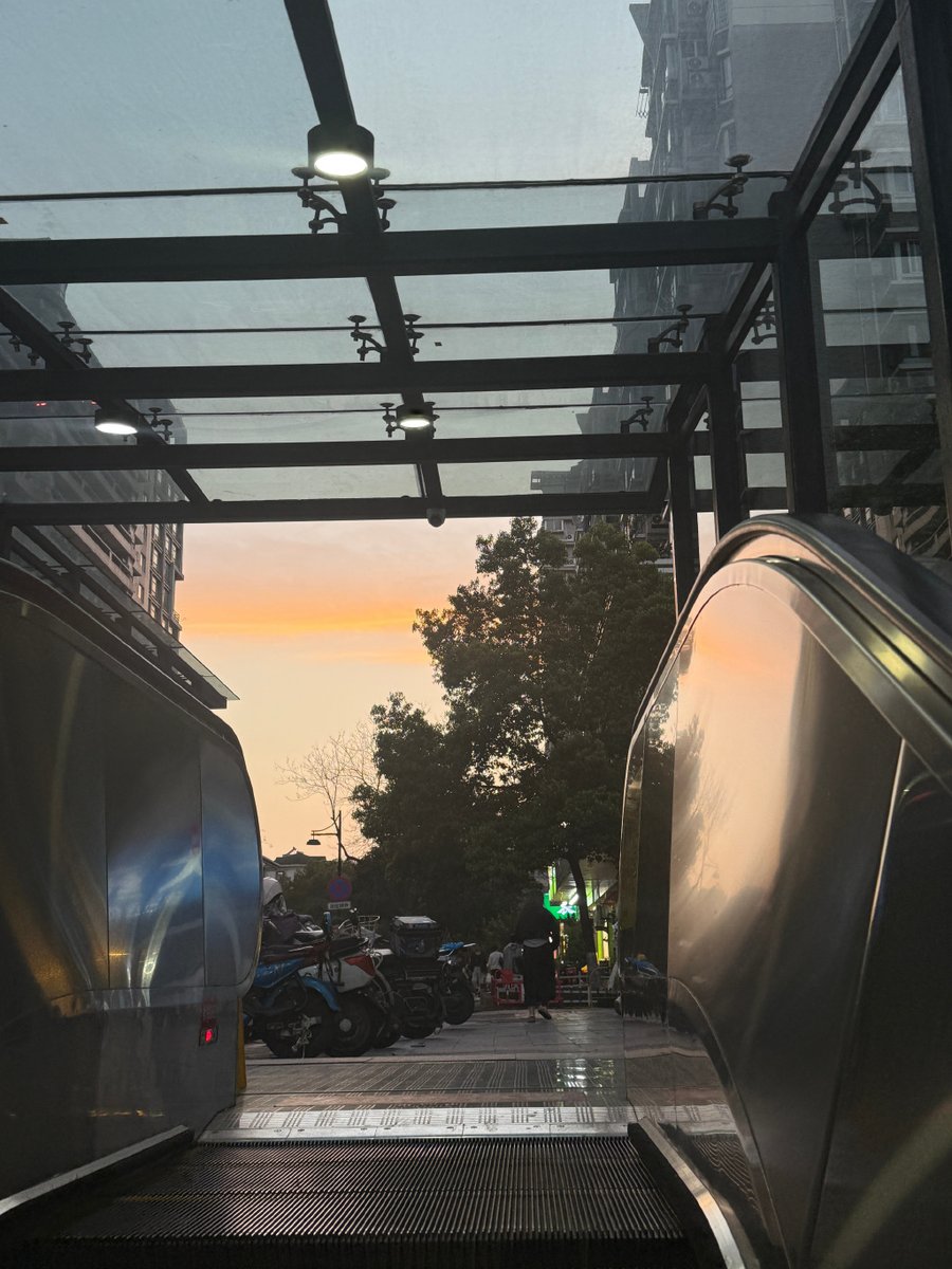 SerenityDrqn's tweet photo. En un rincón oscuro de la ciudad, la parrilla chisporrotea y el café recién hecho despierta recuerdos. Noche de historias y sabores que calientan el alma. https://t.co/ReEpfEILTM