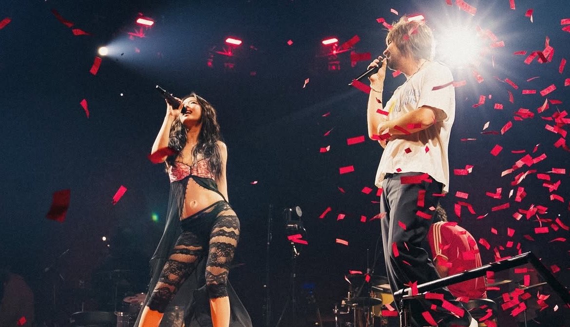 jenniekimbrasil's tweet photo. Tame Impala revela que, quando Dracula (with #JENNIE) foi lançada, ver a música nas paradas foi algo inédito para ele, e que ficou genuinamente muito feliz com o feito. Ele também revelou que sentiu que a música precisava de uma voz feminina e, por isso, entrou imediatamente em contato com Jennie por mensagem. No dia seguinte, ela já estava dentro do projeto.

Ele também destacou:

“Nós queríamos que Jennie estivesse presente em toda a música.”

#제니 @jennierubyjane