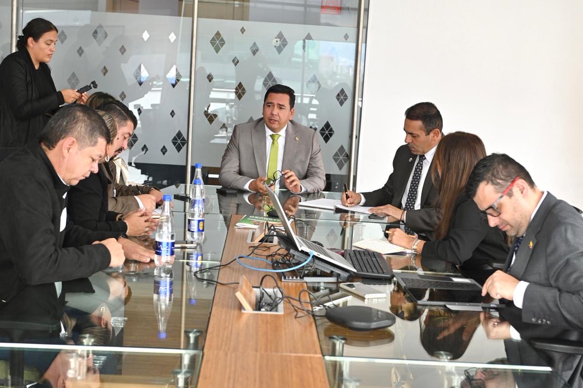 GralJuvenalDiaz's tweet photo. BUSCAMOS CONSTRUIR UNA MINERÍA RESPONSABLE EN SANTANDER.

Nos reunimos en el ministerio de Minas y Energía junto con los alcaldes de Soto Norte para revisar el presente y el futuro de la minería en Santander.
Hay un compromiso claro del Gobierno Nacional, los alcaldes y la Gobernación: avanzar en la formalización de los mineros, fortalecer las buenas prácticas y garantizar una minería sostenible y responsable, que proteja nuestras fuentes hídricas y el medio ambiente.
Nuestro propósito es que los campesinos sigan siendo productivos, que las familias tengan oportunidades y que el desarrollo económico vaya de la mano con la conservación de los recursos naturales. En Santander creemos que sí es posible construir progreso cuidando la tierra y el agua que nos dan vida.

@ABDELAESPRIELLA 
@MinEnergiaCo 
@armandojcuello