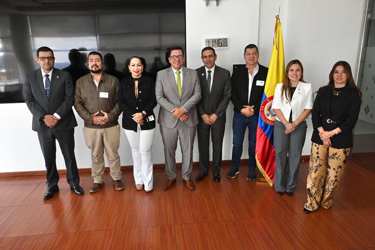 GralJuvenalDiaz's tweet photo. BUSCAMOS CONSTRUIR UNA MINERÍA RESPONSABLE EN SANTANDER.

Nos reunimos en el ministerio de Minas y Energía junto con los alcaldes de Soto Norte para revisar el presente y el futuro de la minería en Santander.
Hay un compromiso claro del Gobierno Nacional, los alcaldes y la Gobernación: avanzar en la formalización de los mineros, fortalecer las buenas prácticas y garantizar una minería sostenible y responsable, que proteja nuestras fuentes hídricas y el medio ambiente.
Nuestro propósito es que los campesinos sigan siendo productivos, que las familias tengan oportunidades y que el desarrollo económico vaya de la mano con la conservación de los recursos naturales. En Santander creemos que sí es posible construir progreso cuidando la tierra y el agua que nos dan vida.

@ABDELAESPRIELLA 
@MinEnergiaCo 
@armandojcuello