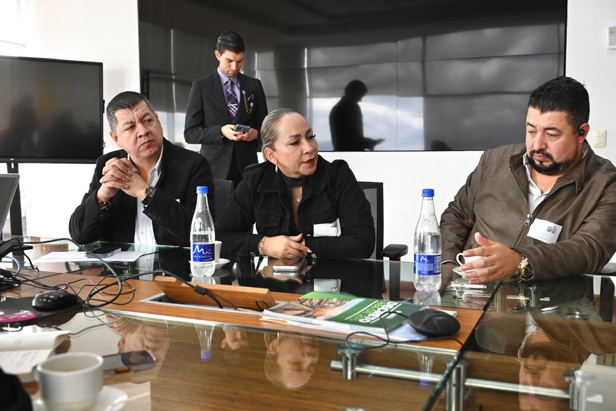 GralJuvenalDiaz's tweet photo. BUSCAMOS CONSTRUIR UNA MINERÍA RESPONSABLE EN SANTANDER.

Nos reunimos en el ministerio de Minas y Energía junto con los alcaldes de Soto Norte para revisar el presente y el futuro de la minería en Santander.
Hay un compromiso claro del Gobierno Nacional, los alcaldes y la Gobernación: avanzar en la formalización de los mineros, fortalecer las buenas prácticas y garantizar una minería sostenible y responsable, que proteja nuestras fuentes hídricas y el medio ambiente.
Nuestro propósito es que los campesinos sigan siendo productivos, que las familias tengan oportunidades y que el desarrollo económico vaya de la mano con la conservación de los recursos naturales. En Santander creemos que sí es posible construir progreso cuidando la tierra y el agua que nos dan vida.

@ABDELAESPRIELLA 
@MinEnergiaCo 
@armandojcuello