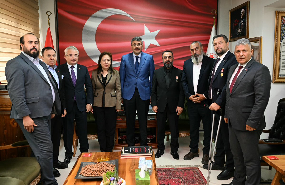 valialicelik's tweet photo. 📍 Türkiye Gaziler ve Şehit Aileleri Vakfı 

Türkiye Gaziler ve Şehit Aileleri Vakfı Genel Başkanı Sayın Lokman Aylar ve Yönetim Kurulu üyelerini ziyaret ederek şehit ailelerimiz ve gazilerimize yönelik yürütülen çalışmaları değerlendirdik.

Lokman Başkanımızın şahsında, şehit ailelerimiz ve gazilerimiz için yıllardır emek veren herkese teşekkür ediyor; bu vesileyle aziz şehitlerimizi rahmet ve minnetle anıyor, kahraman gazilerimize şükranlarımı sunuyorum.

Rabbim devletimize güç, milletimize birlik ve beraberlik, vatanımıza daima huzur nasip etsin.