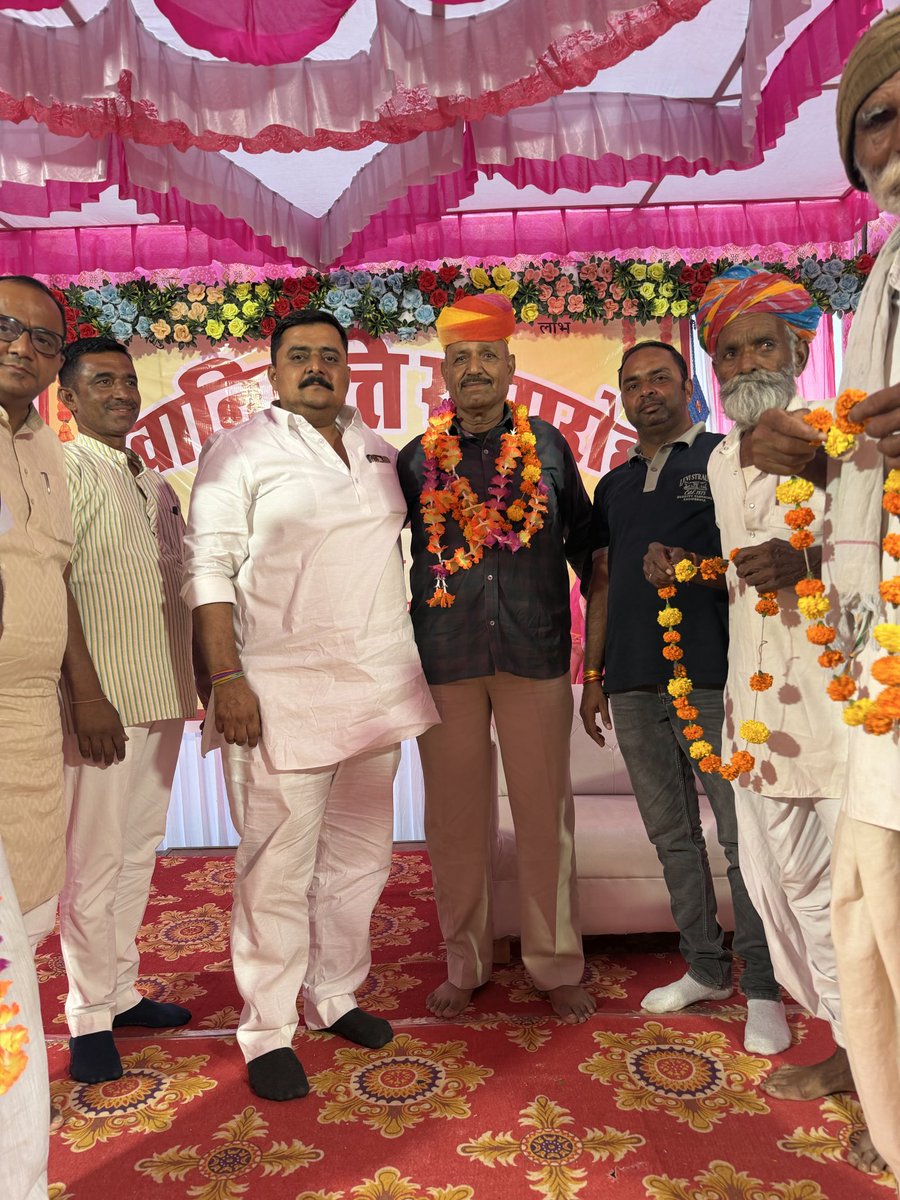 DeviGodhan's tweet photo. श्री मान सिंह जी राठौड़ गोधन BSF में अपनी 40 साल देश सेवा करके आज सेवानिवृत्त होकर घर पधारे!!
हम सभी ने मिलकर मान सिंह जी का मान सम्मान किया और शुभ कामनाए प्रेषित की!!
आप हमारे गाँव के युवाओ को देश भक्ति के बारे में जागरूक करेंगे और समाज हित में समाज सेवा का कार्य करेंगे!! https://t.co/QhYGutGSoR