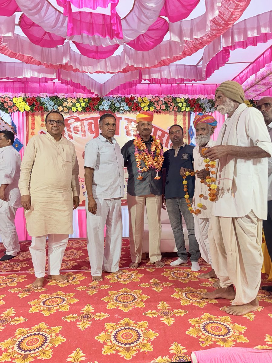 DeviGodhan's tweet photo. श्री मान सिंह जी राठौड़ गोधन BSF में अपनी 40 साल देश सेवा करके आज सेवानिवृत्त होकर घर पधारे!!
हम सभी ने मिलकर मान सिंह जी का मान सम्मान किया और शुभ कामनाए प्रेषित की!!
आप हमारे गाँव के युवाओ को देश भक्ति के बारे में जागरूक करेंगे और समाज हित में समाज सेवा का कार्य करेंगे!! https://t.co/QhYGutGSoR