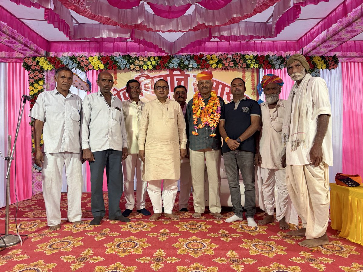 DeviGodhan's tweet photo. श्री मान सिंह जी राठौड़ गोधन BSF में अपनी 40 साल देश सेवा करके आज सेवानिवृत्त होकर घर पधारे!!
हम सभी ने मिलकर मान सिंह जी का मान सम्मान किया और शुभ कामनाए प्रेषित की!!
आप हमारे गाँव के युवाओ को देश भक्ति के बारे में जागरूक करेंगे और समाज हित में समाज सेवा का कार्य करेंगे!! https://t.co/QhYGutGSoR