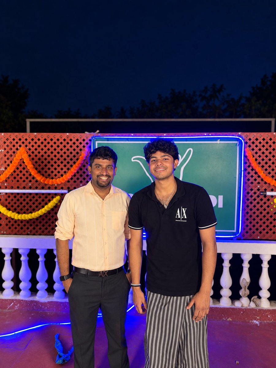 MSPMovieManiac's tweet photo. துரை அண்ணன் பையனுடன் 🔥🔥🔥

From watching him in #Vettaikkaran to executing this interview with #VJSiddhuVlogs, felt really happy to have done this 🔥🔥🔥🔥 https://t.co/GZ9D0BUPtr