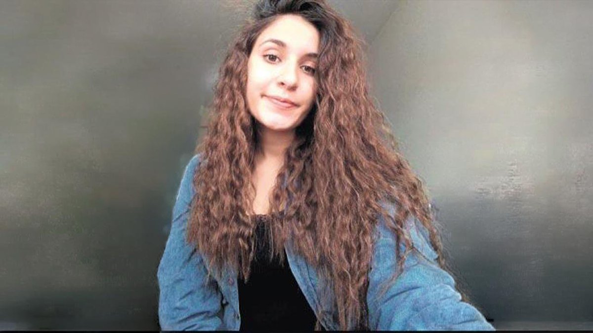 muharrembayrak4's tweet photo. Fon  vurgununda ne mi oldu? Bunun için Tunceli'deki Gülistan Doku cinayetine bakın:

Cinayetle ilgili vali tutuklandı, Valinin koruması tutuklandı
Valinin oğlu tutuklandı
Emniyet amiri tutuklandı
9 polis tutuklandı
Başhekim tutuklandı
Bilişim uzmanı tutuklandı
Dalgıç tutuklandı
İl ôzel idare memuru tutuklandı
Jandarma komutanı tutuklandı
Korucu tutuklandı
Balık adam tutuklandı...

Yani hepsi oradaydı! 
Devletin birçok biriminden elemanlar! 
Cinayeti gördüler, duydular, bildiler, işbirliği yaptılar ve sustular.

Gülistan Doku cinayeti neyse fon cinayeti de aynıdır! 
Hepsi oradaydı.

Kamu gücünü kullanarak cinayetin örtbas edilmesi neyse, kamu gücünü kullanarak milletin parasının soyulması aynı şey.

Fonlarda milyarlarca liralık para cukkalanırken  pek çok devlet görevlisi, gördü, duydu işbirliği yaptı ve sustu.
Hepsi oradaydı!

Suçların kolektif işlendiği bir devire geldik. 

Mesele sadece suçlar değil, bu suçların işlendiği zemini oluşturanlardır.

Bu vahim durumdan daha kötü olan ise, bu durumun ortadan kaldırılacağına dair bir iradenin ortada olmamasıdır...