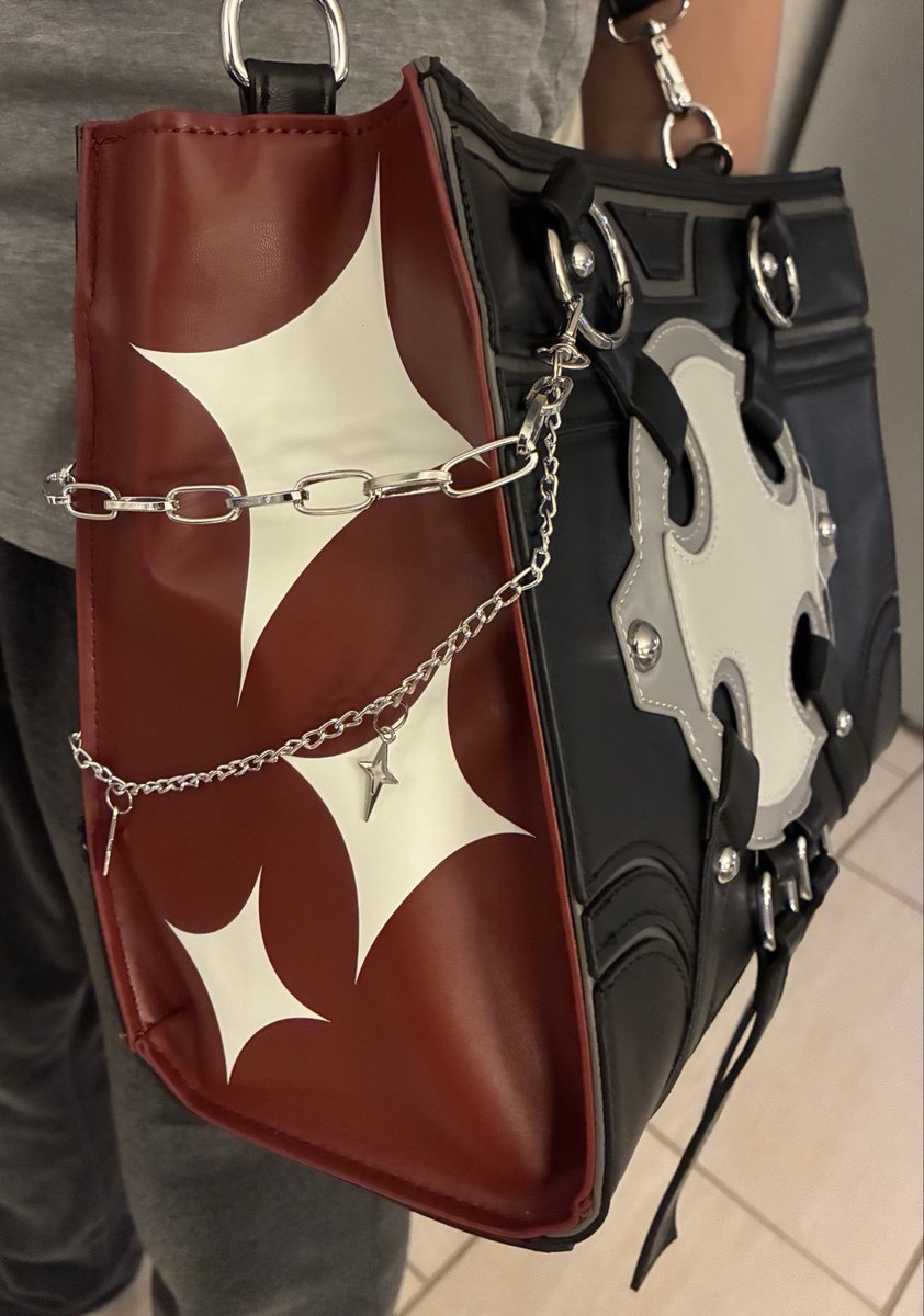 riinarts's tweet photo. coming back rq to post the best bag I received today 🤤🤤🥺💖💖💖 https://t.co/9V8YkM2SUP