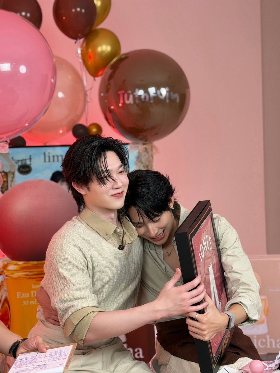 kerdomundi's tweet photo. ชื่นใจหมดเลย ลูกปี้เหงานิดหน่อยหรือไง5555
#LimpichafirstdatexTutoryim https://t.co/cbTBVCUobC