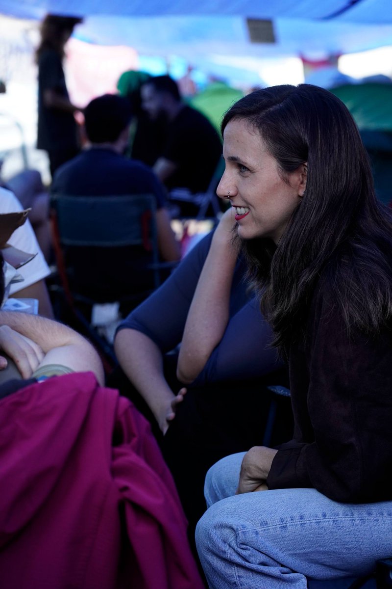 ionebelarra's tweet photo. Hoy después de la votación hemos acompañado a las personas que están acampadas en Sol y les hemos transmitido nuestro agradecimiento y reconocimiento en la lucha que están manteniendo. De allí vendrán las mejores cosas para nuestro pueblo. ¡Adelante! https://t.co/sMjPCz3AnO