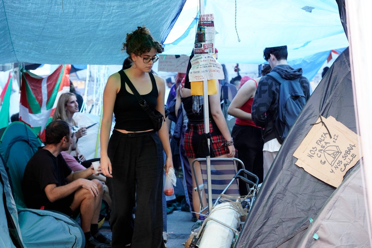 ionebelarra's tweet photo. Hoy después de la votación hemos acompañado a las personas que están acampadas en Sol y les hemos transmitido nuestro agradecimiento y reconocimiento en la lucha que están manteniendo. De allí vendrán las mejores cosas para nuestro pueblo. ¡Adelante! https://t.co/sMjPCz3AnO
