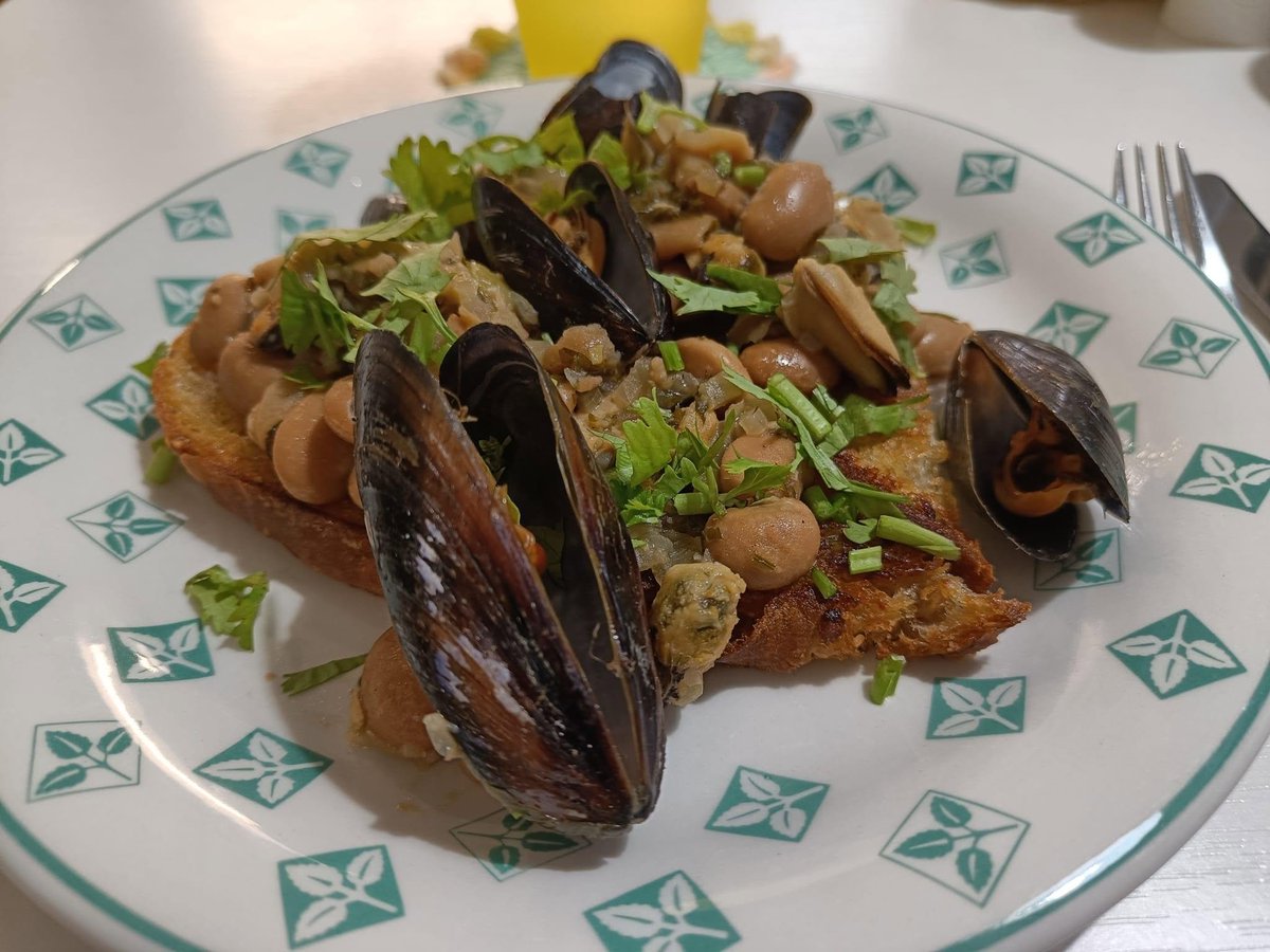 HilpoJuhana's tweet photo. Breakfast
Mussel and butter bean bruschetta
I had the topping ready.
That was the last slice of sourdough barley bread.
I’ll have to figure out when to bake more of it. ☺️
1/3
#breakfast #bruschetta #sourdoug #mussels #butterbeans #italiancuisine https://t.co/JiJsHrDpsu
