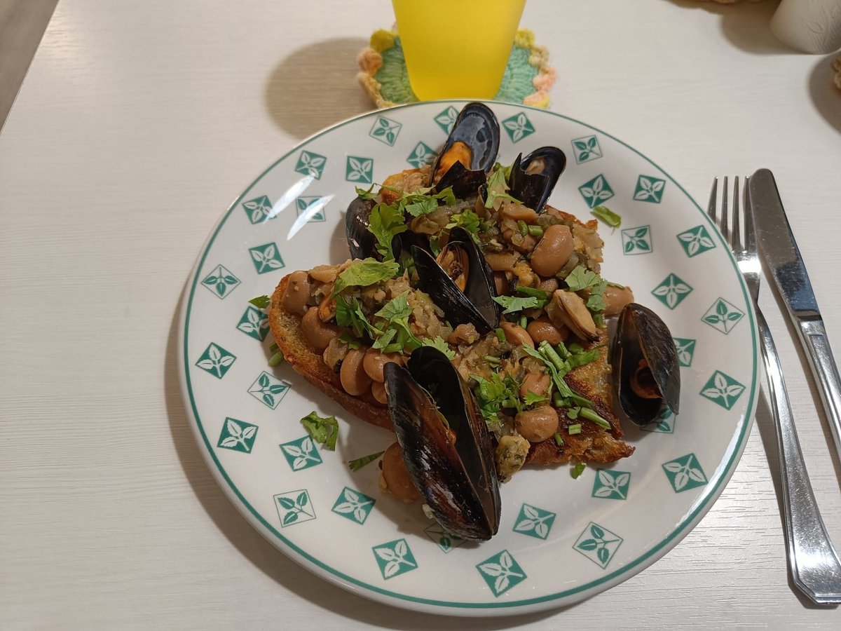 HilpoJuhana's tweet photo. Breakfast
Mussel and butter bean bruschetta
I had the topping ready.
That was the last slice of sourdough barley bread.
I’ll have to figure out when to bake more of it. ☺️
1/3
#breakfast #bruschetta #sourdoug #mussels #butterbeans #italiancuisine https://t.co/JiJsHrDpsu