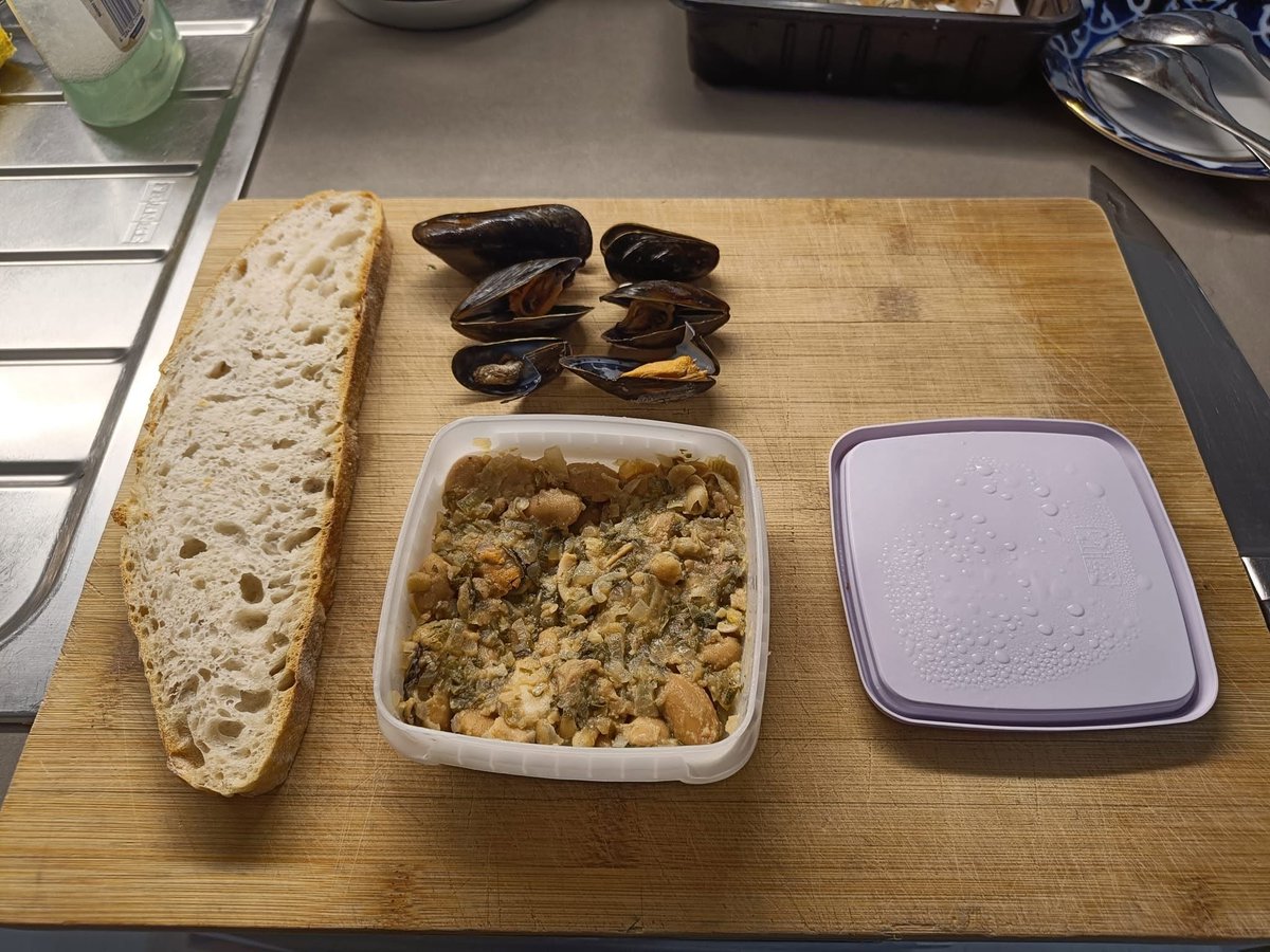 HilpoJuhana's tweet photo. Breakfast
Mussel and butter bean bruschetta
I had the topping ready.
That was the last slice of sourdough barley bread.
I’ll have to figure out when to bake more of it. ☺️
1/3
#breakfast #bruschetta #sourdoug #mussels #butterbeans #italiancuisine https://t.co/JiJsHrDpsu