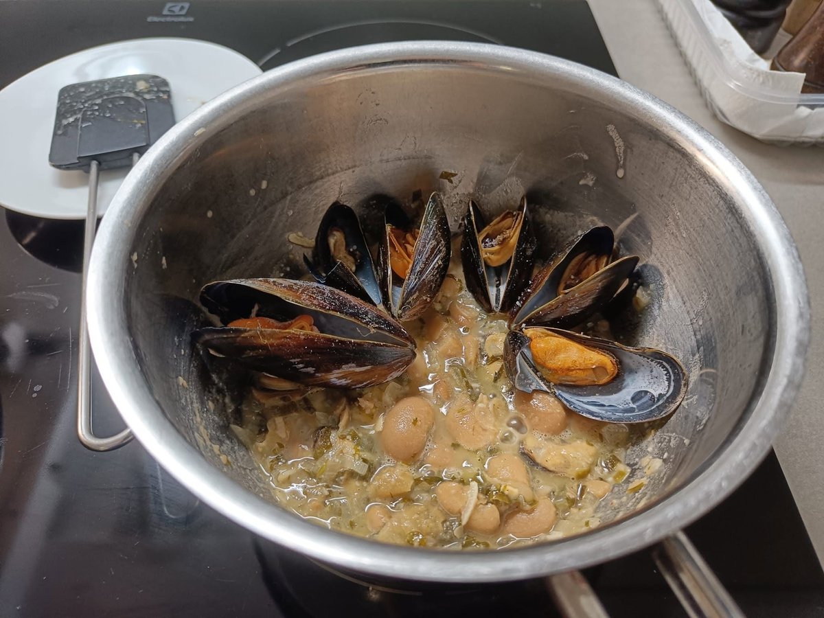 HilpoJuhana's tweet photo. Breakfast
Mussel and butter bean bruschetta
I had the topping ready.
That was the last slice of sourdough barley bread.
I’ll have to figure out when to bake more of it. ☺️
1/3
#breakfast #bruschetta #sourdoug #mussels #butterbeans #italiancuisine https://t.co/JiJsHrDpsu