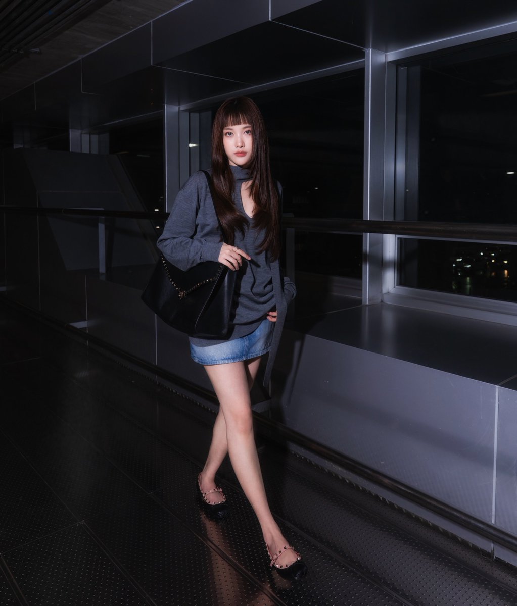 girlfreenphil's tweet photo. Valentino Brand Ambassador Freen Sarocha is heading to the Valentino SS27 Fashion Show for another stunning PFW moment ✈️

SAROCHA X VALENTINO PFW SS27
#ValentinoSS27xFreen
#ValentinoAntibiblioteca
#ValentinoGaravani
#srchafreen
#PFW

@srchafreen
@valentinoTH
@maisonvalentino https://t.co/gOcnTTU8xf