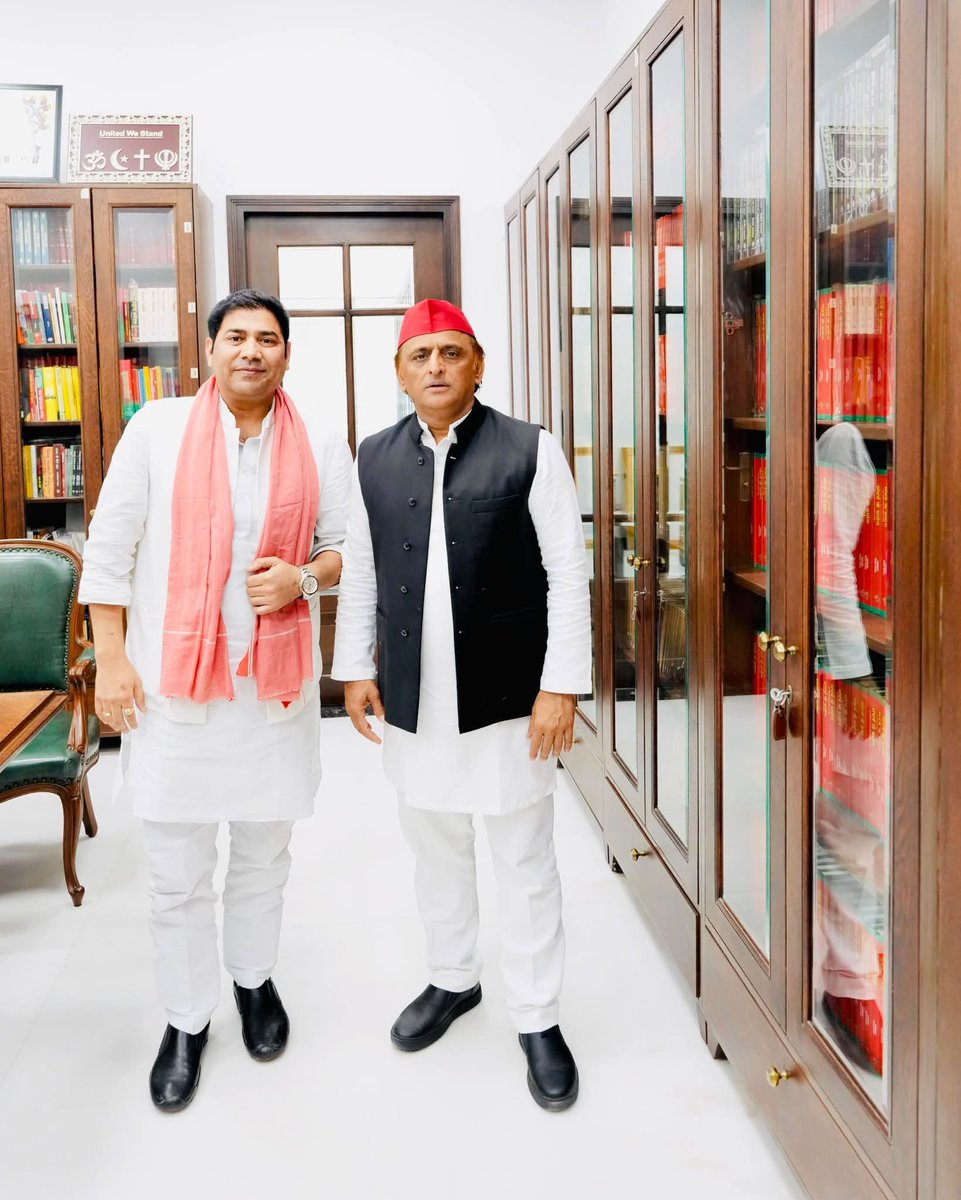 ShahRukhbhati's tweet photo. #भाई #कुंवर #नादिरशाह जी #जिलाध्यक्ष #समाजवादी #पार्टी #गौतम बुद्ध नगर #मुलायम सिंह #यूथ #बिग्रेड पूर्व #मुख्यमंत्री उत्तर #प्रदेश श्री #अखिलेश #यादव जी से #लखनऊ #समाजवादी पार्टी #कार्यालय में शानदार मुलाकात हुई #आगामी #विधानसभा #चुनावों 
पर चर्चा की

शाहरुख चौधरी मण्डपा https://t.co/eZ8UTjzKow