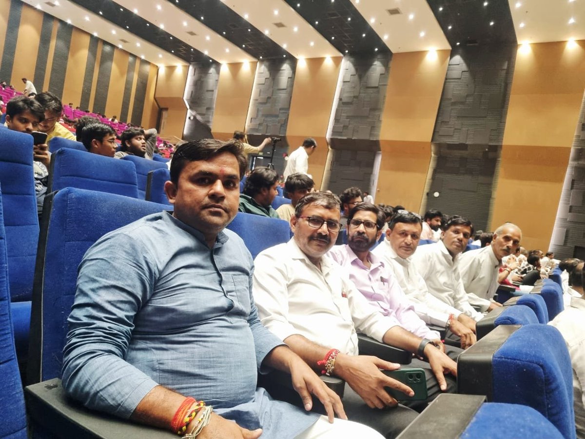 rkshsharma's tweet photo. सेवा, समर्पण और संकल्प की जीवंत प्रस्तुति... 

गौतमबुद्धनगर में सेवा संकल्प अभियान के तहत ‘नमो सेवा - अनकही कहानियां’ नाट्य मंचन कार्यक्रम में मुख्य अथिति प्रदेश अध्यक्ष आदरणीय श्री पंकज चौधरी जी का मार्गदर्शन प्राप्त हुआ| https://t.co/M0s2kKvPRq