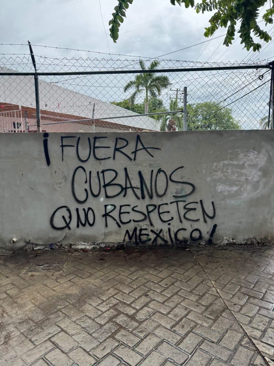 VigiaCiudadano7's tweet photo. 🚨🔥 ¡CRECE LA TENSIÓN EN CANCÚN! APARECE MENSAJE CONTRA CUBANOS EN PLENO CENTRO DE LA CIUDAD

📍 PARQUE DE LAS PALAPAS | CANCÚN

Una pinta apareció en uno de los puntos más emblemáticos de Cancún con un mensaje que ya genera polémica:

🗣️ “FUERA CUBANOS QUE NO RESPETEN MÉXICO”

La expresión refleja el creciente malestar que existe alrededor de algunos conflictos de convivencia y seguridad relacionados con personas migrantes; sin embargo, también abre el debate sobre el riesgo de que situaciones protagonizadas por individuos terminen convirtiéndose en rechazo generalizado hacia toda una comunidad.

🇨🇺 La presencia de ciudadanos cubanos en Cancún no es nueva y algunos han llegado a la ciudad en condiciones de vulnerabilidad, enfrentando dificultades económicas, laborales y migratorias.

🚔 Autoridades también han reportado casos de personas de distintas nacionalidades remitidas por faltas administrativas o involucradas en investigaciones. Pero cada caso debe ser tratado de manera individual y conforme a la ley, sin atribuir conductas delictivas a una nacionalidad completa.

⚠️ El desafío para Cancún es claro: combatir cualquier delito y mantener el orden, pero evitando que la inseguridad termine alimentando la xenofobia o la confrontación social.

👀 La pregunta que queda sobre la mesa es: ¿hasta dónde llegará la tensión social en Cancún y cómo responderán las autoridades ante este tipo de expresiones?

#Cancún  #Cubanos #Migración #LasPalapas #ÚltimaHora