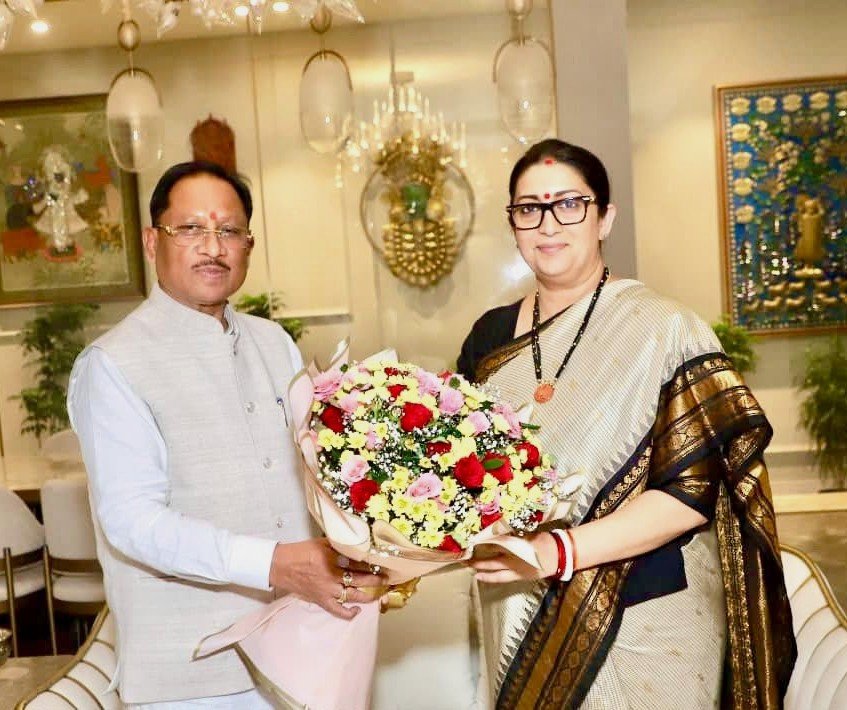 smritiirani's tweet photo. आज छत्तीसगढ़ के माननीय मुख्यमंत्री श्री @VishnuDSai जी से नई दिल्ली में भेंट हुई।

इस दौरान माँ दंतेश्वरी की पावन भूमि छत्तीसगढ़ में विकास, जनकल्याण और संगठन से जुड़े विषयों पर सार्थक चर्चा हुई।

यशस्वी प्रधानमंत्री श्री @NarendraModi जी के मार्गदर्शन तथा माननीय राष्ट्रीय अध्यक्ष श्री @NitinNabin जी के नेतृत्व में संगठन और सरकार के मध्य समन्वय के साथ कार्य करना हमारी प्राथमिकता है। सरकार की जनकल्याणकारी योजनाओं और उपलब्धियों को जन-जन तक पहुँचाने तथा पार्टी के प्रति जनविश्वास को सशक्त करने के लिए हम सभी प्रतिबद्ध हैं।