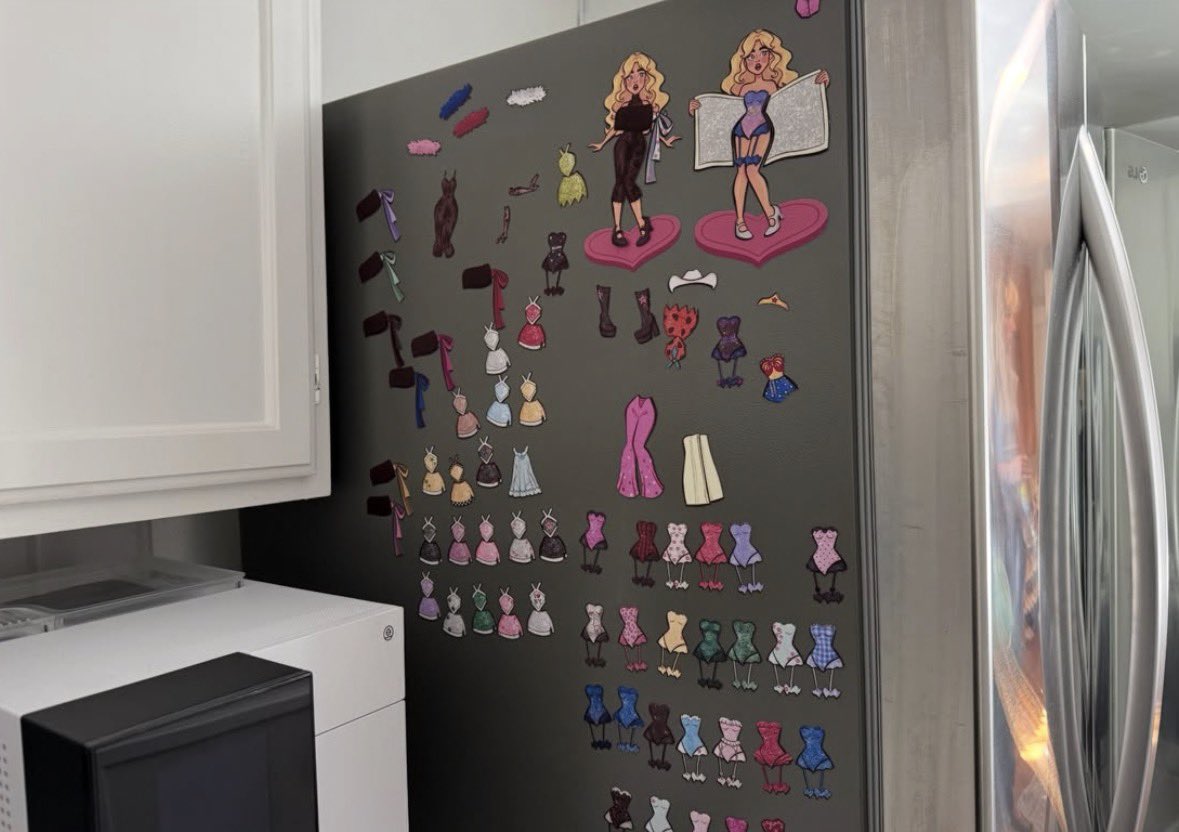 eicslois's tweet photo. the concept of sabrina changing outfits on her cartoon self every day #socute #myshayla https://t.co/5NTc5tevUF