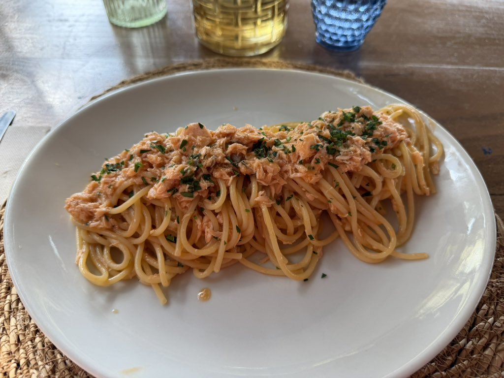 TOBSTUDIO's tweet photo. L’Edera è il mio ristorante preferito e oggi tutto salmone dal primo al secondo!
Giada e Filippo sono un amore e ogni volta mi trattavano come un Principe! https://t.co/dOlcjFlUp0