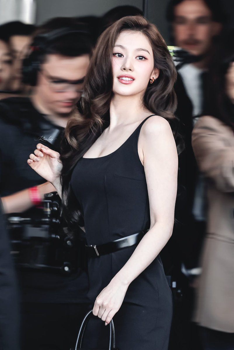 TheePopCore's tweet photo. Sana was the #1 Top Female K-pop Act during the recent Milan Fashion Week, generating $6.8M in EMV with a 4.6% engagement rate. (Via Lefty) https://t.co/hNLZ1thXtl