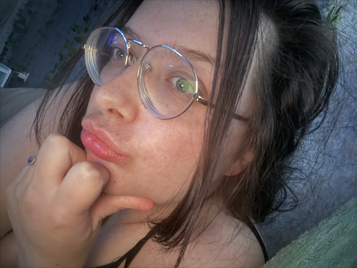 leau0v's tweet photo. who wants to spend money on a slutty princess? https://t.co/8cnTWzRpxP