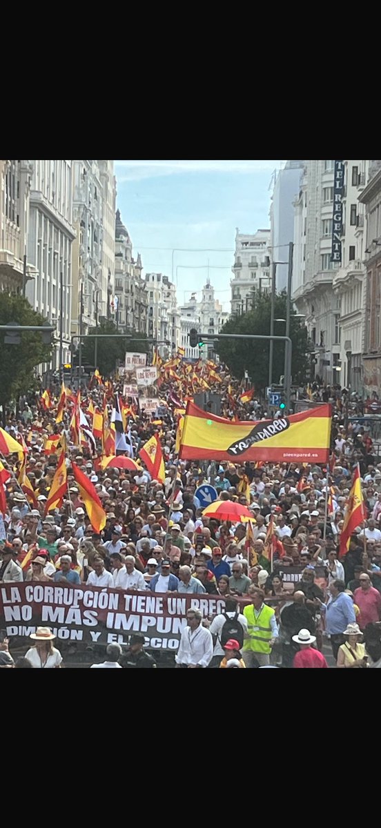 MarcosdeQuinto's tweet photo. La calle ya no es de la izquierda antiespañola (pese a todo el apoyo y permisividad que reciben de este gobierno), desde hace tiempo la calle pertenece a los patriotas que defendemos el sentido común y que no vamos a dejar que una banda de golfos y trileros nos roben la democracia.