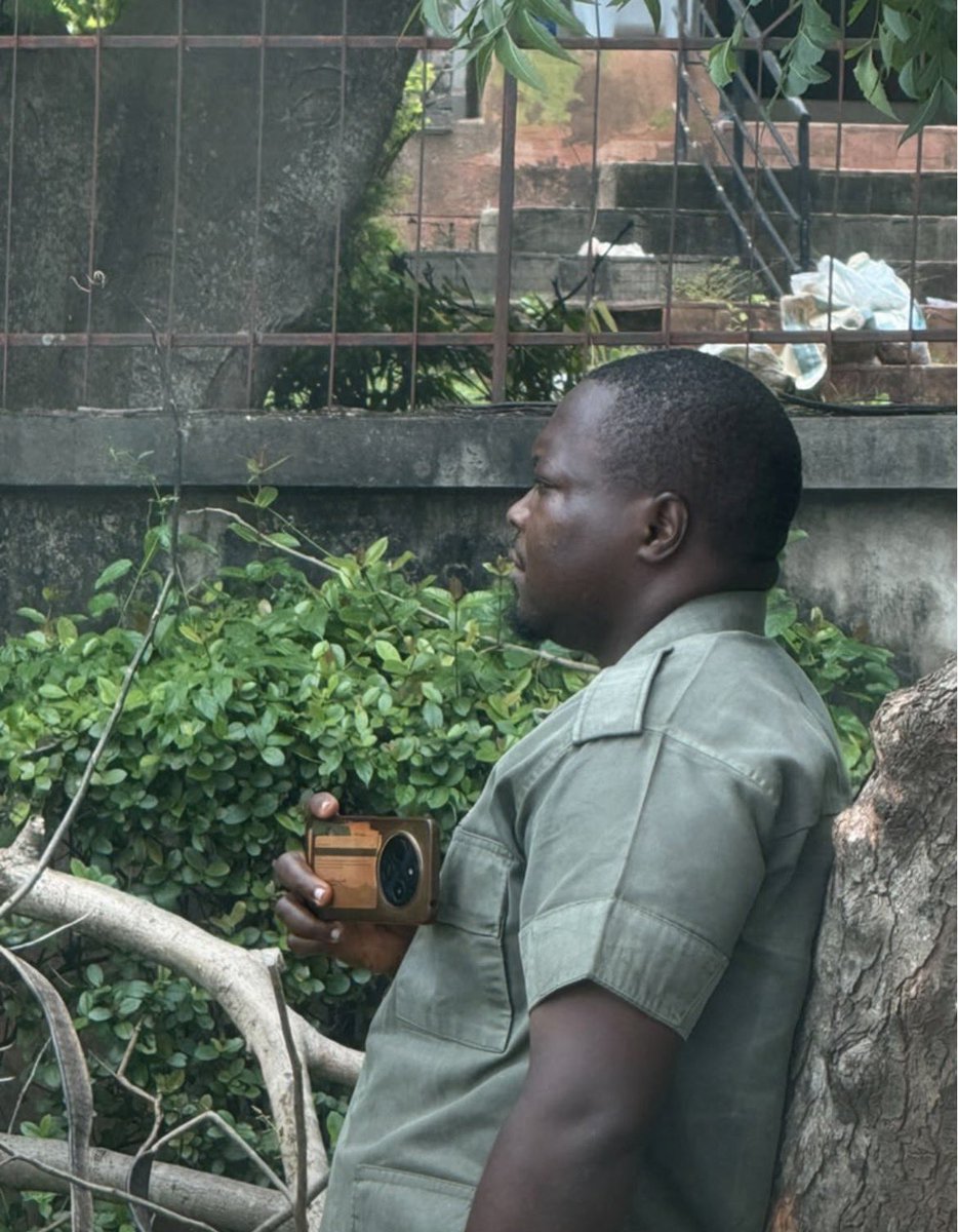 ayam_Chizzy's tweet photo. Enugu traffic officers are on another level 😂😂 See as this guy dey patiently wait for somebody to break traffic so he can finally have work to do 😭 https://t.co/wVU3AYfrGc