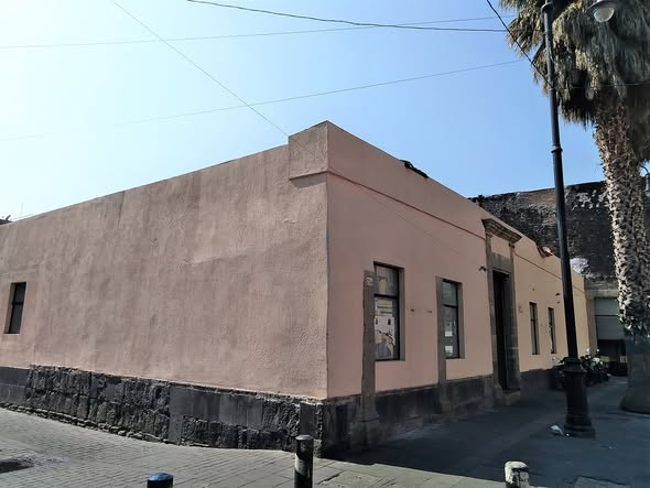 Centro_CDMX's tweet photo. #LugaresDelCentroHistórico 
El Centro Cultural Manzanares 25 ofrece talleres artísticos dirigidos a las infancias de la zona. Hay actividades de música, pintura, clown, fotografía, cocina, lectura y capoeira, pensadas para desarrollar habilidades y aprender a través del juego. https://t.co/spkv125DjC