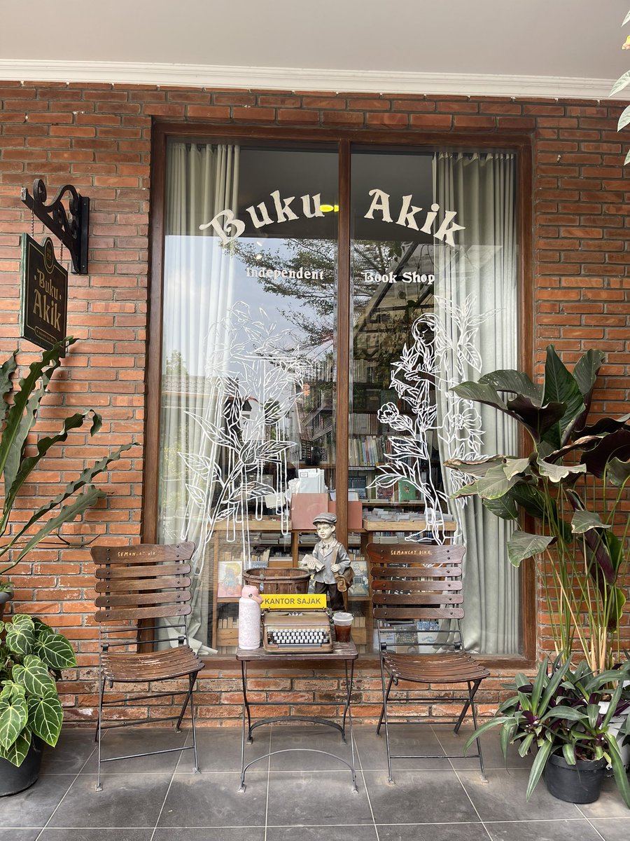 dwikyota's tweet photo. bukuakik mah sepi dari luarnya aja. Kalo masuk bakal dempet dempetan https://t.co/AHrt2BS65T
