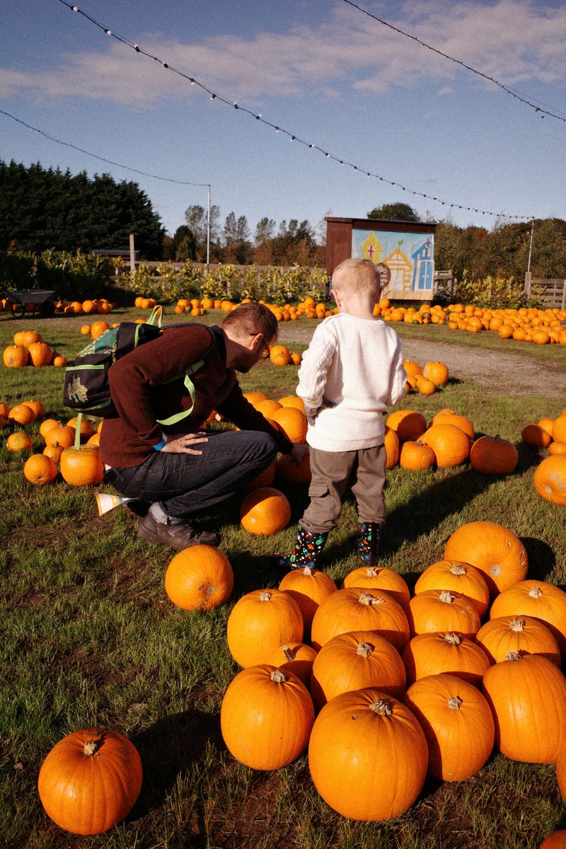 BWeathermanAll's tweet photo. Packing the car for a family pumpkin patch visit or a mountain hike this weekend? 🎃🍁 From extra warm jackets and thermos bottles to emergency roadside kits, Colorado families know that weekend prep makes every fall road trip smooth and fun! https://t.co/JfqDzQVHBZ