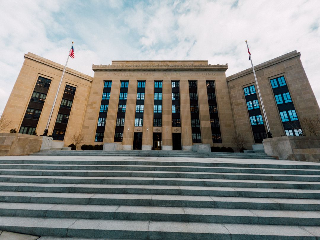 politicalissue's tweet photo. Who should have the power to control the money supply, and what should be their top goal?

We lay out all 3 arguments on inflation and the Federal Reserve. If you could walk into the Federal Reserve building today, what would you ask first? #FederalReserve https://t.co/C6LRXBIuK1