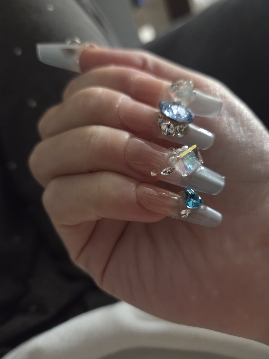 helloidkwhyitis's tweet photo. Bridgerton nails ✨️ https://t.co/FZw2bLGDkK