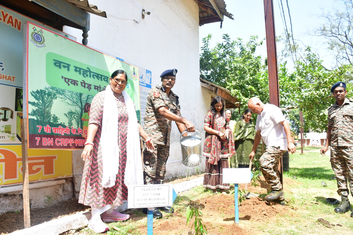 007bn_CRPF's tweet photo. दिनांक 02/10/26 को 07 BN CRPF ने बालाघाट के किरनापुर थाना क्षेत्र में 'एक पेड़ मां के नाम' अभियान के तहत एक विशेष वृक्षारोपण कार्यक्रम किया गया।  कार्यक्रम में श्री हजारी लाल कमांडेंट,श्री दीपक कुमार,उप कमा और जवान मौजूद रहे  
@SwachhBharatGov
@SwaachBharat
@MoHUA_India
@MoJSDDWS https://t.co/mV2FMq6pws