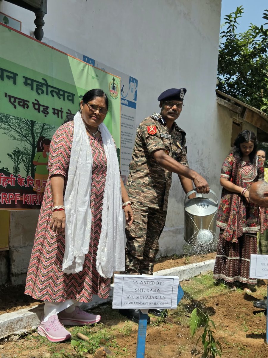 007bn_CRPF's tweet photo. दिनांक 02/10/26 को 07 BN CRPF ने बालाघाट के किरनापुर थाना क्षेत्र में 'एक पेड़ मां के नाम' अभियान के तहत एक विशेष वृक्षारोपण कार्यक्रम किया गया।  कार्यक्रम में श्री हजारी लाल कमांडेंट,श्री दीपक कुमार,उप कमा और जवान मौजूद रहे  
@SwachhBharatGov
@SwaachBharat
@MoHUA_India
@MoJSDDWS https://t.co/mV2FMq6pws