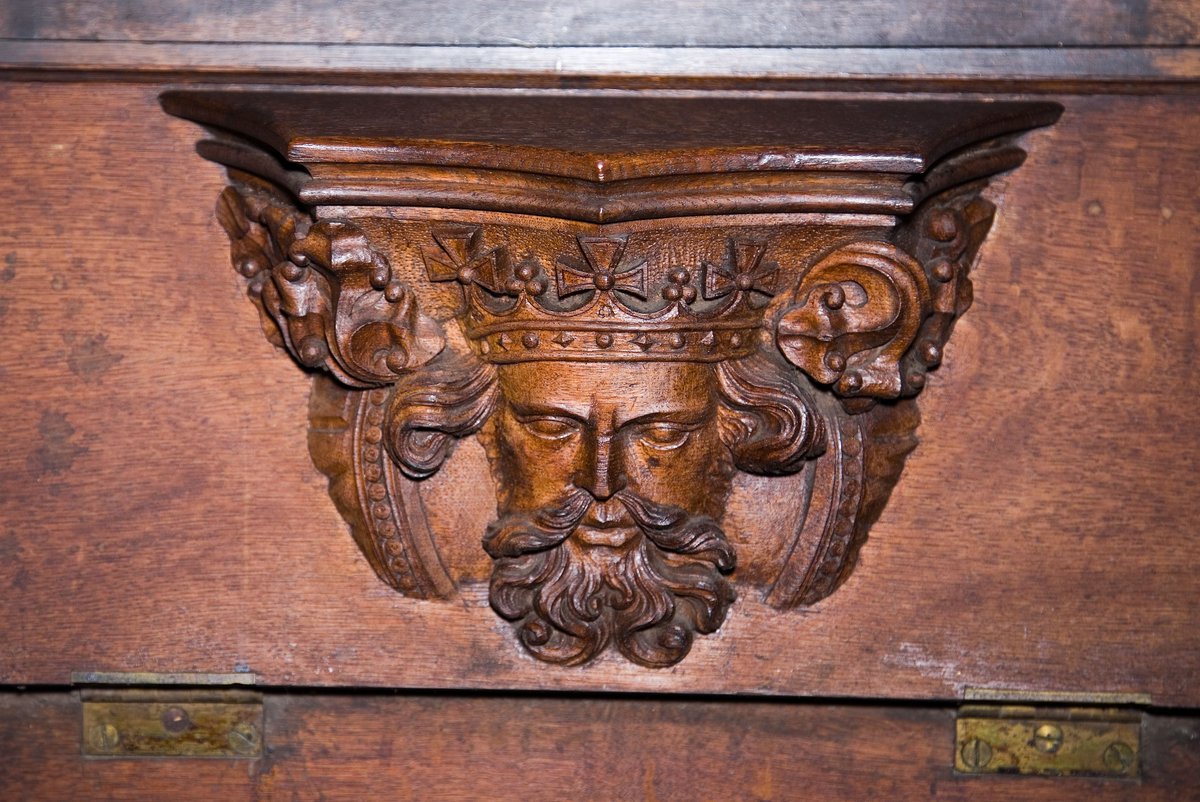 ushawdurham's tweet photo. Hidden beneath the seats in St Cuthbertโs Chapel at Ushaw are some wonderfully intricate little carvings known as misericords. ๐
They were designed to provide discreet support for clergy during long periods of standing!
#DidYouKnow #Ushaw #StCuthbertsChapel #Misericords https://t.co/GnNKQwSaRc